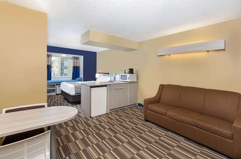 Studio Suite, 1 Queen Bed with Sofa bed, Non Smoking, Kitchen | Desk, blackout drapes, iron/ironing board, free cribs/infant beds