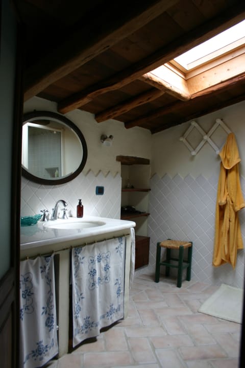 Room, Courtyard View (Azzurra) | Bathroom | Shower, rainfall showerhead, hair dryer, towels