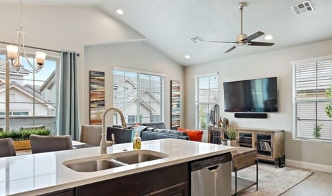 Townhome, 3 Bedrooms | Private kitchen | Coffee/tea maker, fridge, oven, toaster