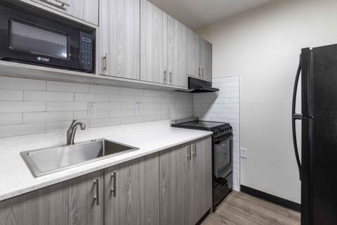 Studio, 1 Queen Bed, Non Smoking | Private kitchen | Fridge, microwave, stovetop, coffee/tea maker