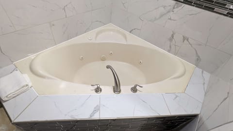 Standard Room, 1 King Bed, Smoking, Jetted Tub | Egyptian cotton sheets, premium bedding, desk, laptop workspace