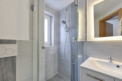 Single Room | Bathroom | Shower, hair dryer, towels