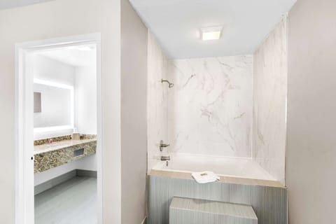 Suite, 1 King Bed, Non Smoking | Iron/ironing board, free WiFi, bed sheets, alarm clocks