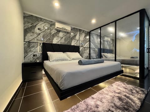 Suite de Lujo y Jacuzzi | Down comforters, WiFi (free), bed sheets