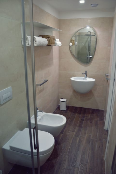 Luxury Room (Violetta) | Bathroom | Rainfall showerhead, free toiletries, hair dryer, bidet