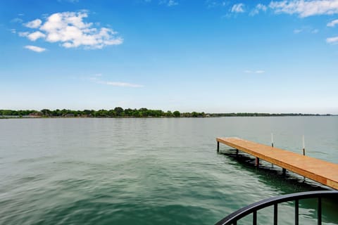 180 degree unobstructed Lake Conroe view. Fish on balcony!  Water directly below