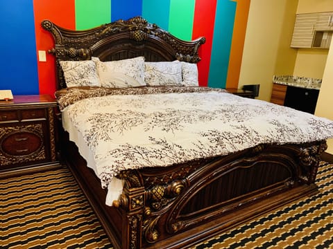 Traditional Room | Desk, laptop workspace, blackout drapes, free WiFi