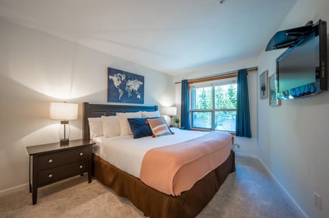 Bedroom - King size bed, wall mounted TV with cable, plenty of storage space in nightstands.