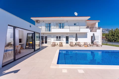 BRAND NEW!! VILLA ALMIC with heated pool, Media room, a playground court
