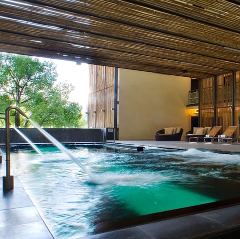 Indoor pool, sun loungers