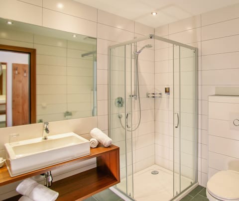 Juniorsuite | Bathroom | Shower, free toiletries, hair dryer, bathrobes