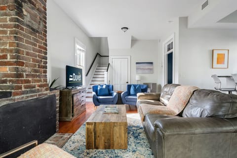 Stroll to Local Hotspots | Sapphire Suite