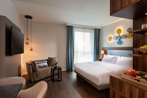 Studio Suite, 1 King Bed | In-room safe, desk, laptop workspace, soundproofing