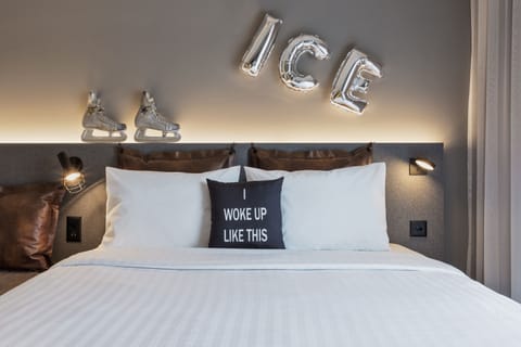 Room, 1 Queen Bed | Blackout drapes, soundproofing, free cribs/infant beds, free WiFi