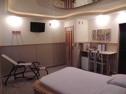 Superior Suite | 1 bedroom, minibar, laptop workspace, blackout drapes