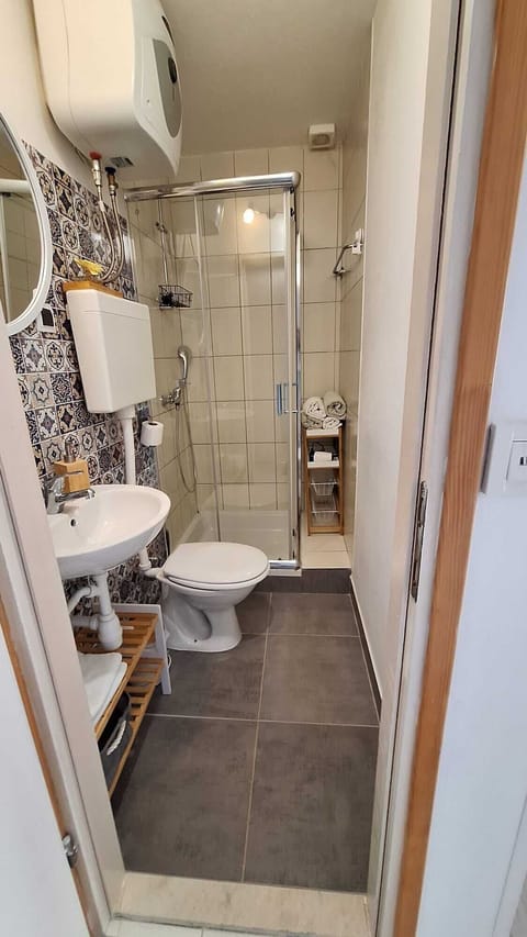 Standard Double Room, Sea View with parking | Bathroom | Shower, free toiletries, hair dryer, towels