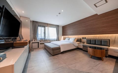 Premium Room, 1 King Bed | In-room safe, desk, blackout drapes, soundproofing