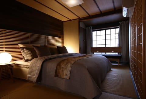 Ikko 10 | 2 bedrooms, individually decorated, individually furnished, desk