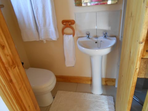 Double Room, Garden View | Bathroom | Towels