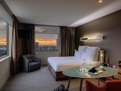 Executive Room, 1 King Bed | Premium bedding, minibar, in-room safe, desk