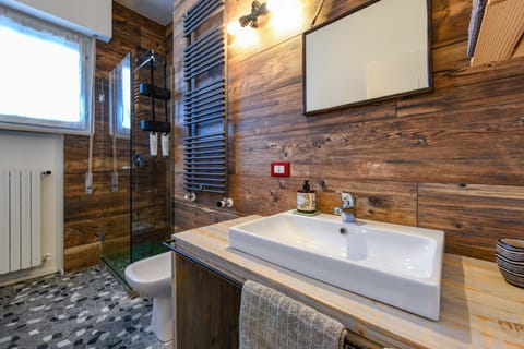 Comfort Double Room (Rosy) | Bathroom | Shower, rainfall showerhead, free toiletries, hair dryer