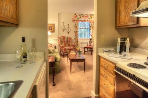 Deluxe Suite, 1 Bedroom | Private kitchen | Fridge, microwave, oven, stovetop