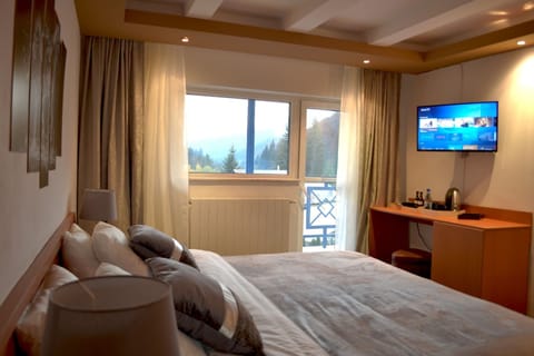 Comfort Room, 1 King Bed, Mountain View (no.7) | Free minibar items, individually decorated, individually furnished, desk