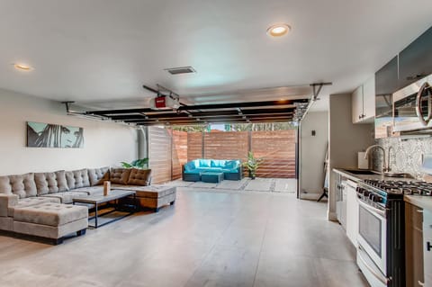 IN/OUT LIVING ROOM WITH & KITCHEN THAT IS FACING OUTDOOR PATIO