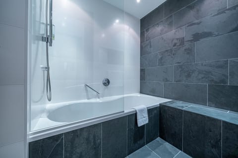 Junior Suite | Bathroom | Hair dryer, bathrobes, slippers, towels