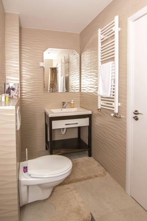 Comfort room with balcony | Bathroom | Shower, free toiletries, hair dryer, towels