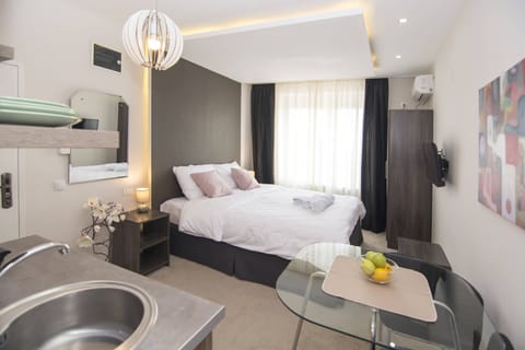 Comfort studio suite | Desk, laptop workspace, soundproofing, free WiFi