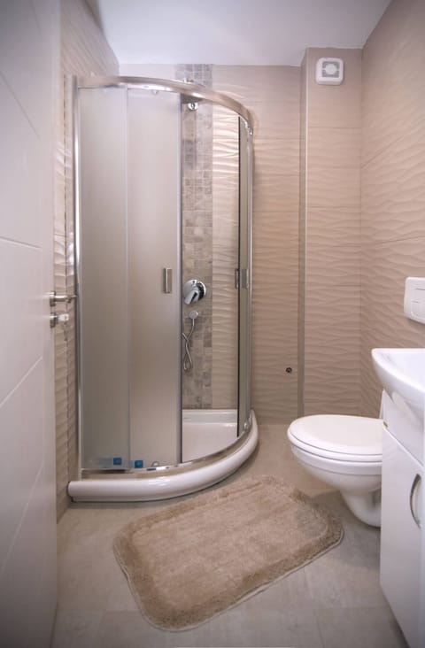 Comfort studio suite | Bathroom | Shower, free toiletries, hair dryer, towels