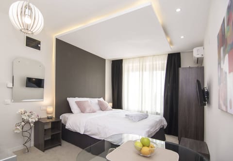 Comfort studio suite | Desk, laptop workspace, soundproofing, free WiFi