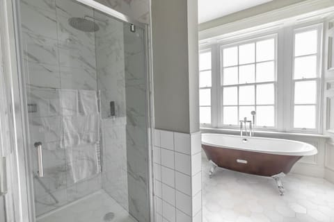 Executive Double Room | Bathroom | Designer toiletries, hair dryer, towels, soap