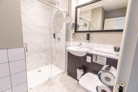 Deluxe Double Room | Bathroom | Designer toiletries, hair dryer, towels, soap