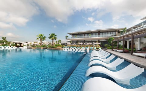 2 outdoor pools