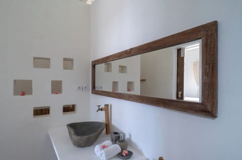 Deluxe Twin Room, Garden View | Bathroom | Shower, towels, soap, shampoo