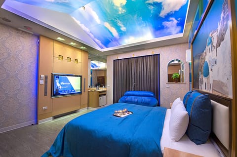 Deluxe Double Room | Minibar, desk, blackout drapes, soundproofing