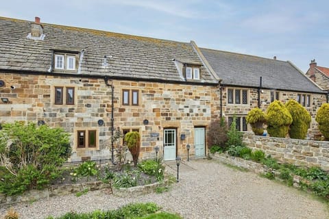 The Coach House, Whitby - Host & Stay