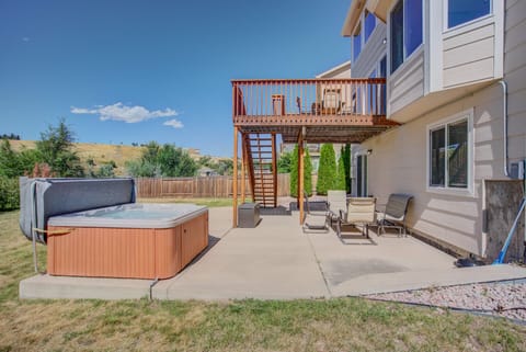 House (5 Bedrooms) | Balcony