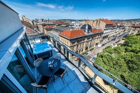 Corner Suite with Terrace and Jacuzzi | Terrace/patio
