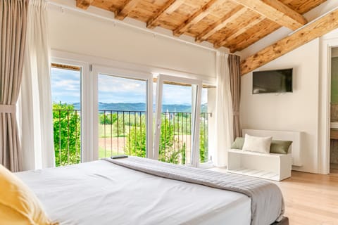 Superior Suite, Ensuite, Courtyard View | Premium bedding, down comforters, memory foam beds, minibar