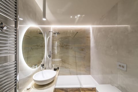 Junior Suite | Bathroom | Bathrobes, bidet, towels