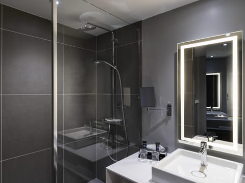 In-room safe, soundproofing, iron/ironing board, free WiFi