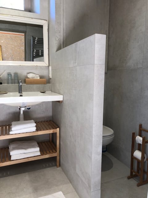 Superior Double Room, Garden View (Ombre) | Bathroom | Shower, rainfall showerhead, free toiletries, hair dryer