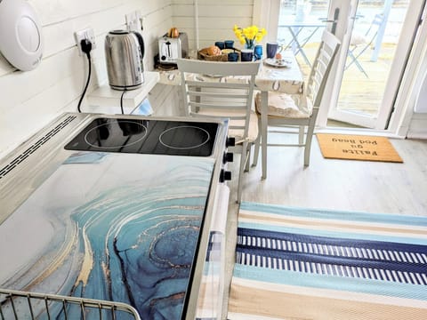 Chalet | Private kitchen | Fridge, microwave, stovetop, electric kettle