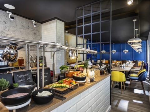 Daily to-go breakfast (EUR 15 per person)