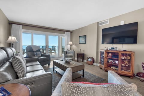 Living Area w/Beachfront View
