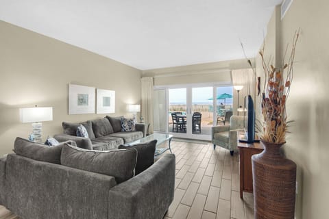 Living Area w/Beachfront View