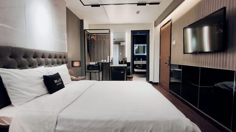 Deluxe Room, Balcony | Hypo-allergenic bedding, minibar, in-room safe, desk